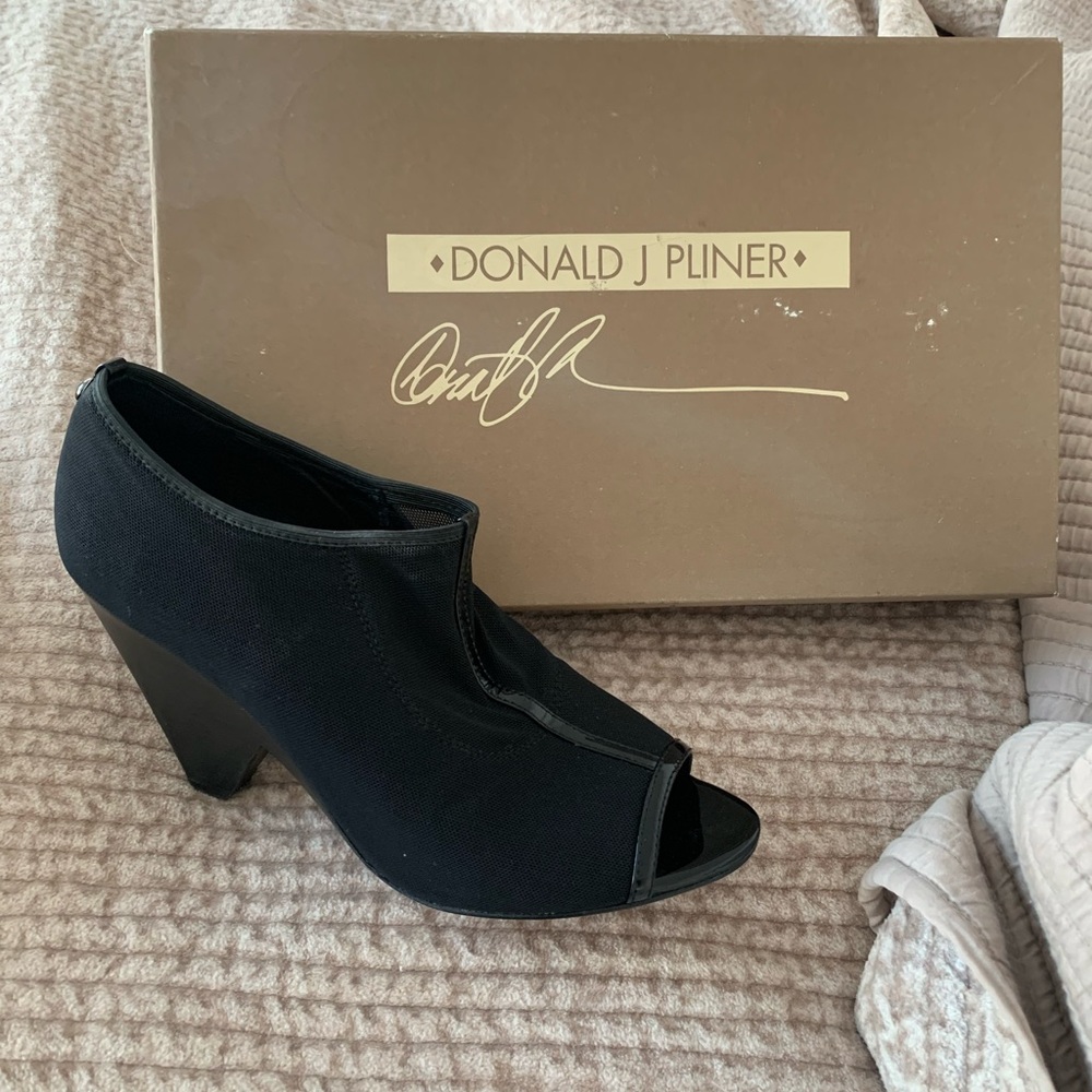 Donald pliner open toe shoe